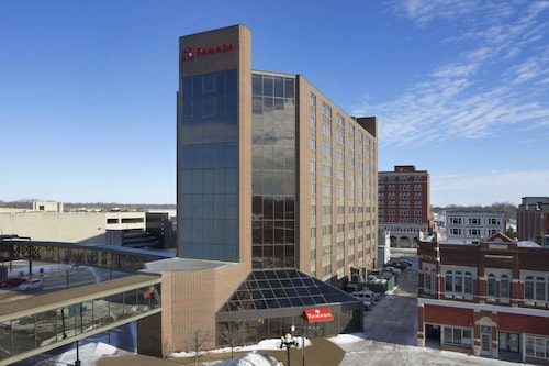 The 10 Best Hotels In Waterloo Iowa For 2019 Expedia Ramada By Wyndham Waterloo Hotel And Convention Center