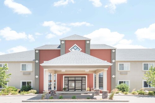 The 10 Best Hotels In Chamberlain South Dakota For 2019 Expedia Howard Johnson Hotel Suites By Wyndham Oacoma