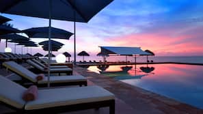 6 piscines extérieures, parasols de plage, chaises longues