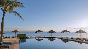 6 piscines extérieures, parasols de plage, chaises longues
