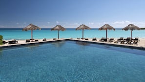 6 piscines extérieures, parasols de plage, chaises longues