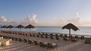 Plage, chaises longues, parasols, massages sur la plage