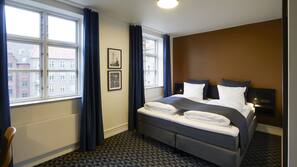 Een bureau, een strijkplank/strijkijzer, gratis wifi, beddengoed