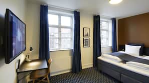 Een bureau, een strijkplank/strijkijzer, gratis wifi, beddengoed