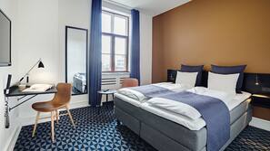Een bureau, een strijkplank/strijkijzer, gratis wifi, beddengoed