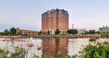 DoubleTree Suites by Hilton Hotel Boston - Cambridge