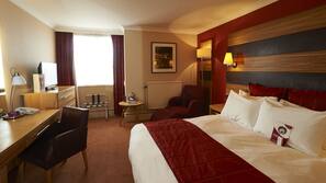 Egyptian cotton sheets, premium bedding, in-room safe, desk