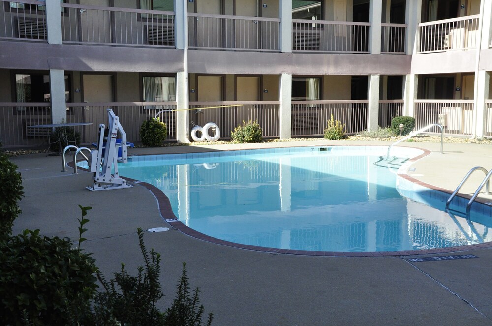 Outdoor pool, Motel 6 Little Rock, AR - Airport