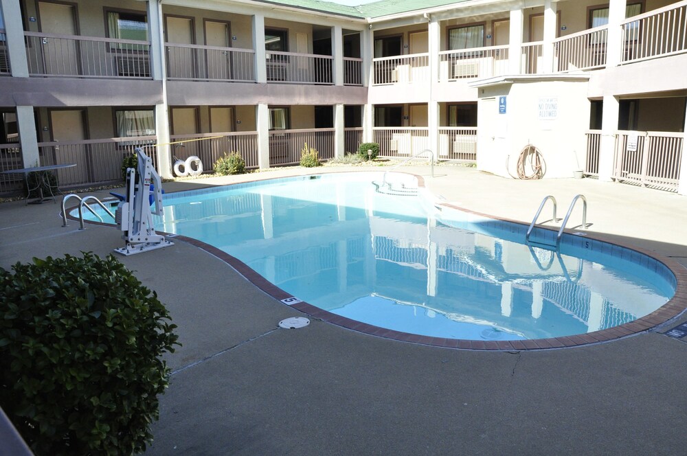 Outdoor pool, Motel 6 Little Rock, AR - Airport