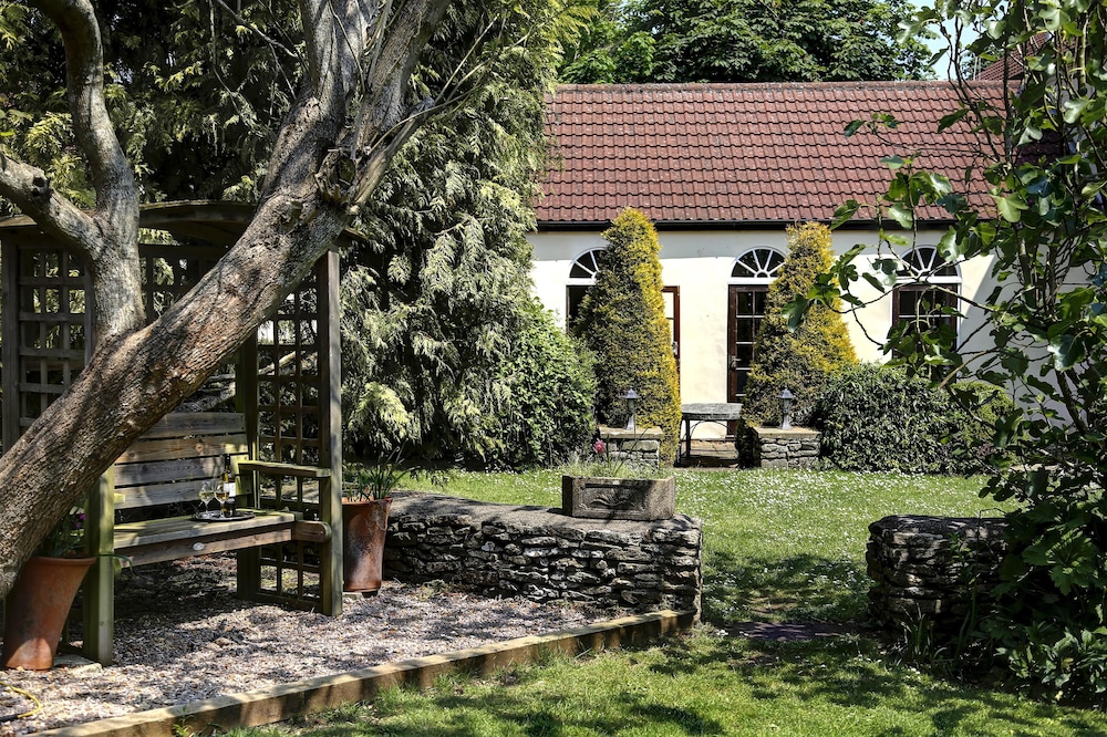 Outdoor wedding area, Best Western Compass Inn