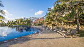 Outdoor pool, pool umbrellas