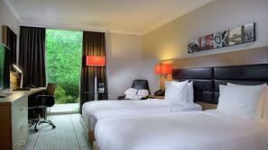 Hypo-allergenic bedding, minibar, in-room safe, desk