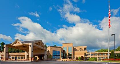Holiday Inn Lake George Turf, an IHG Hotel