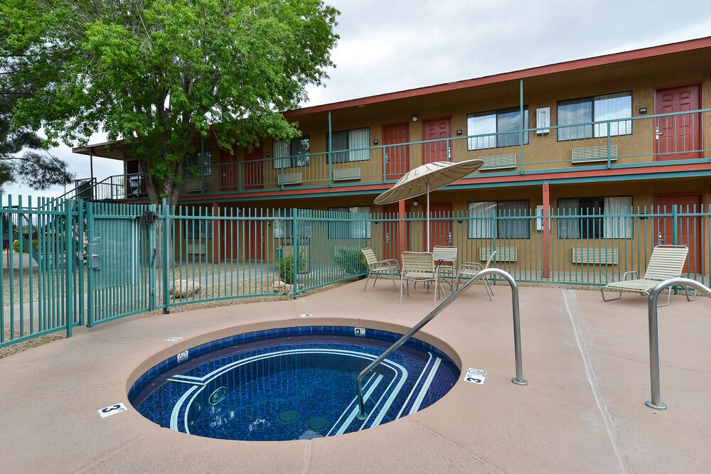 Outdoor spa tub, Best Western Cottonwood Inn