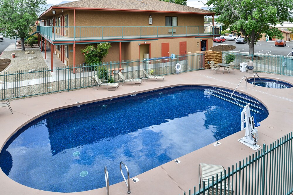 Outdoor pool, Best Western Cottonwood Inn