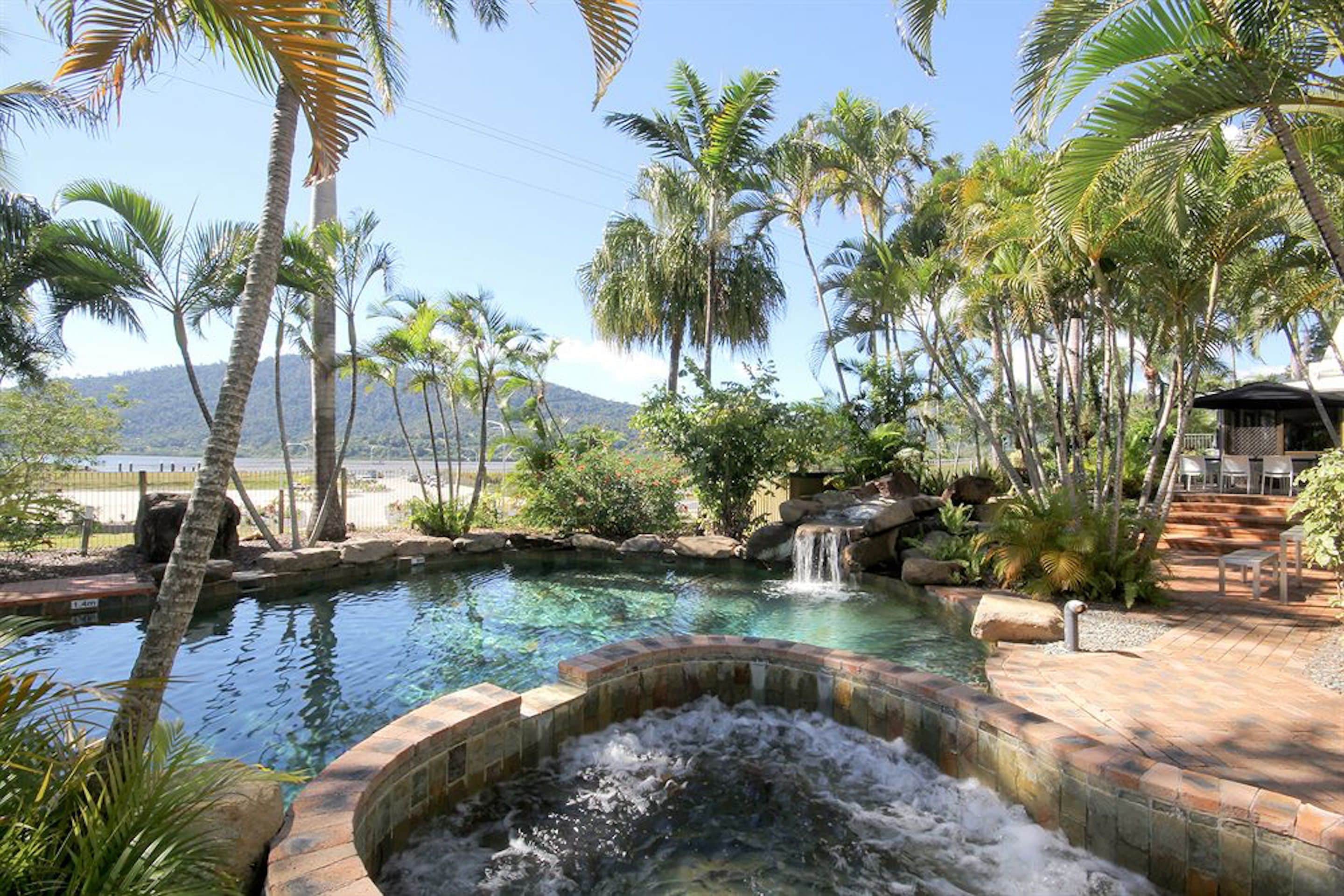 Colonial Palms Motor Inn