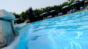 Piscina coperta, piscina all'aperto, ombrelloni da piscina, lettini