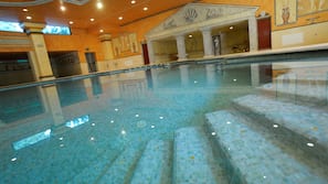 Piscina coperta, piscina all'aperto, ombrelloni da piscina, lettini