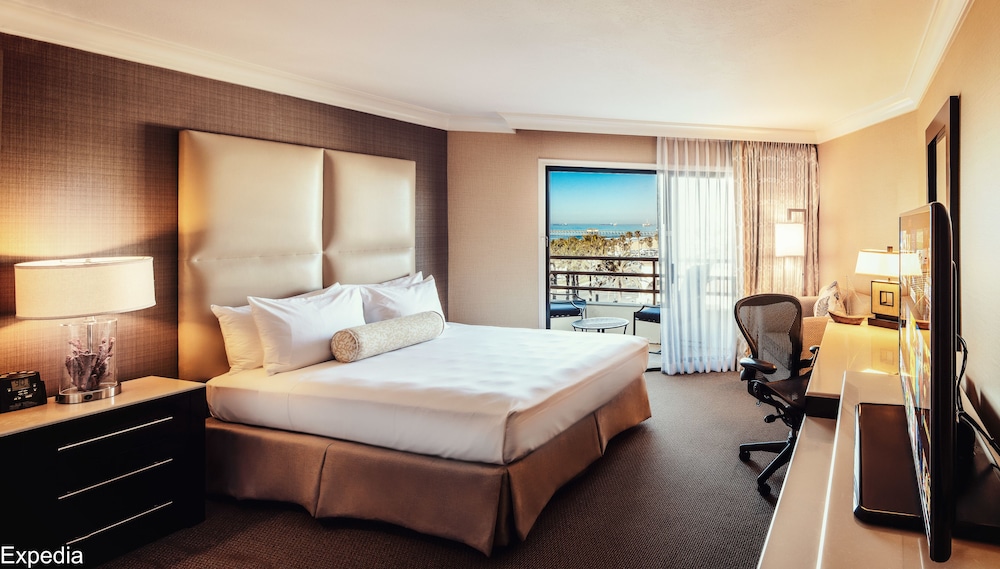 The Waterfront Beach Resort, A Hilton Hotel