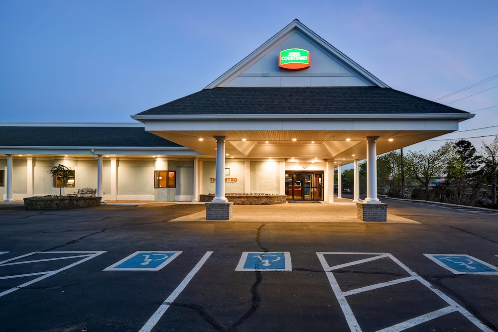 Courtyard By Marriott Cape Cod Hyannis In Hyannis Hotel Rates