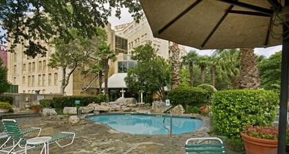 Crockett Hotel