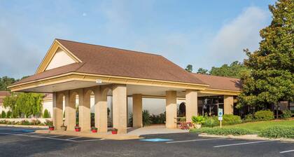 Days Inn & Conf Center by Wyndham Southern Pines Pinehurst