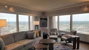 Premium bedding, in-room safe, desk, laptop workspace