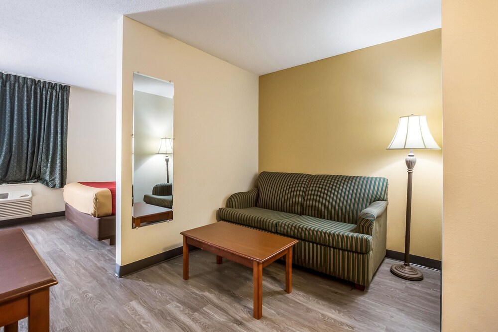 Econo Lodge Inn & Suites