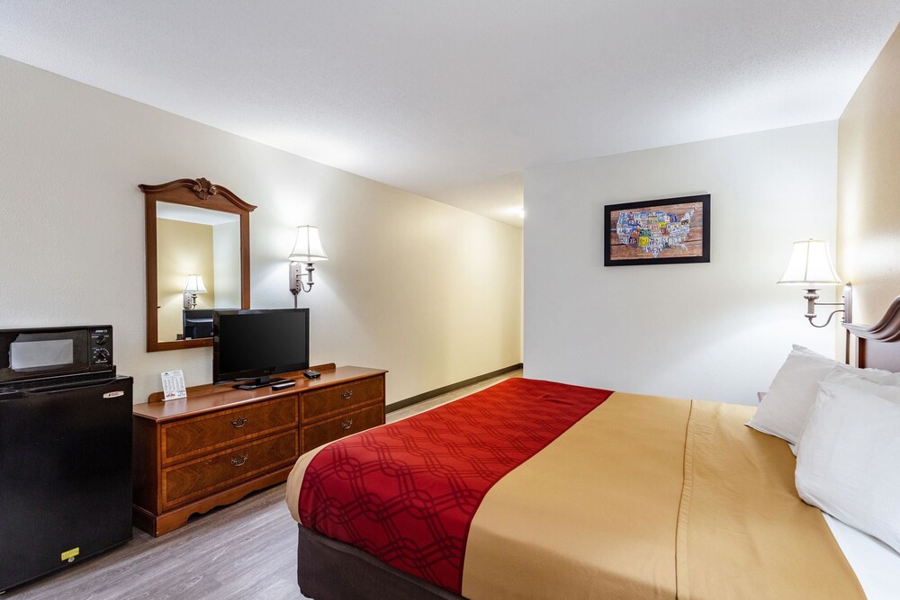 Econo Lodge Inn & Suites