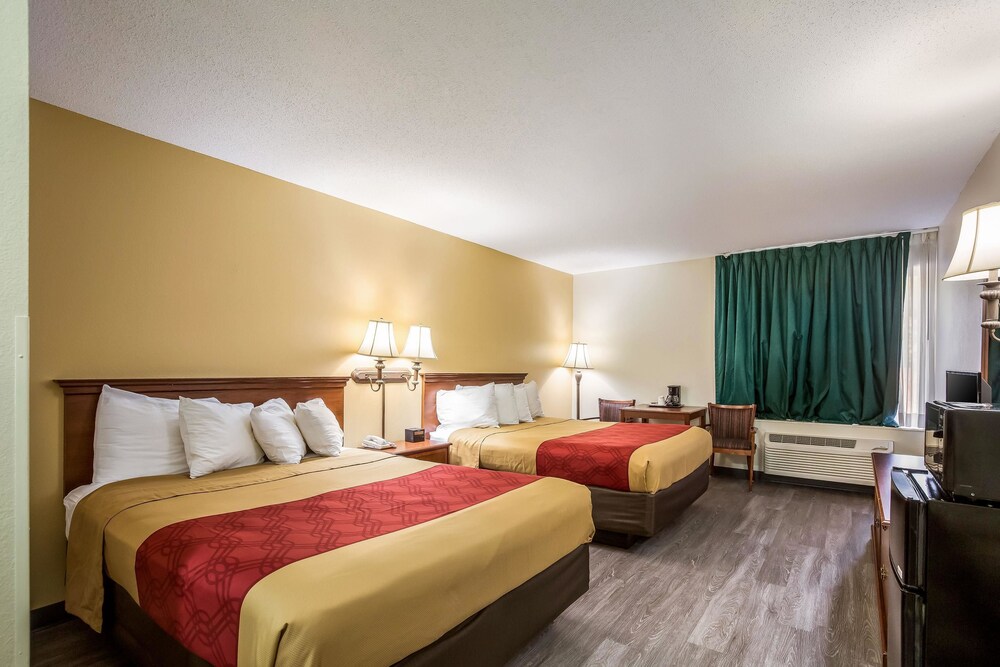 Econo Lodge Inn & Suites