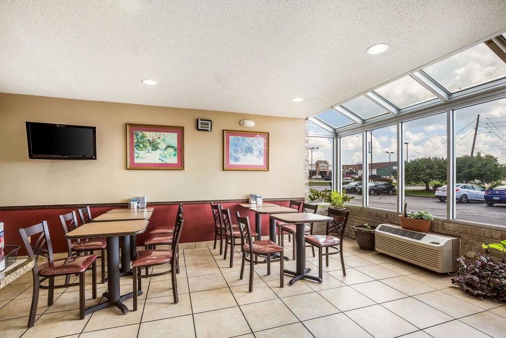 Econo Lodge Inn & Suites