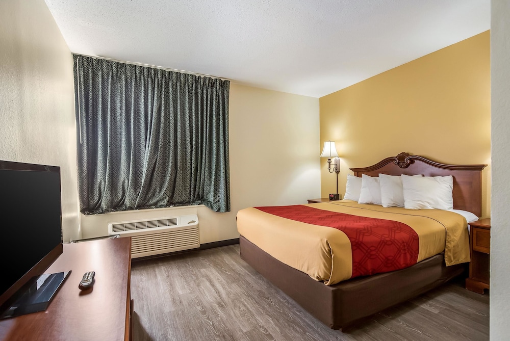 Econo Lodge Inn & Suites