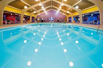 hotels in marquette mi with pool