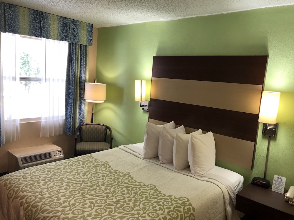 Days Inn by Wyndham Bradenton I-75