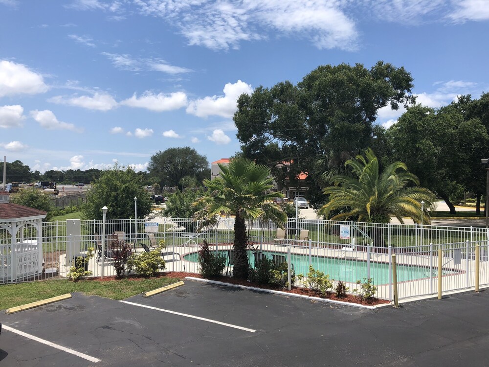 Days Inn by Wyndham Bradenton I-75