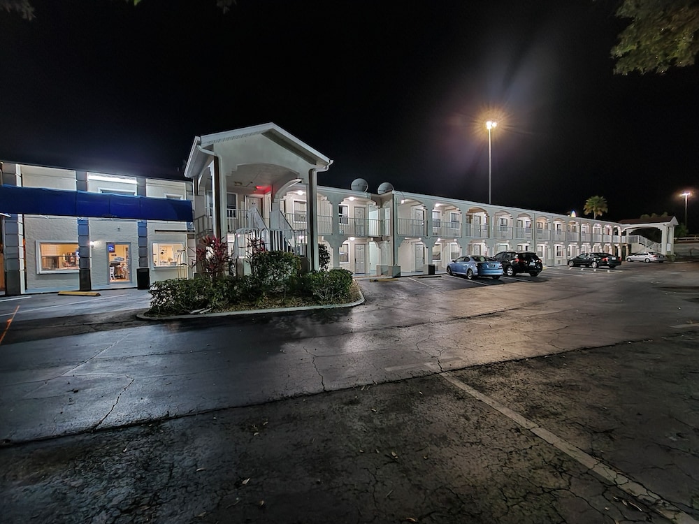 Days Inn by Wyndham Bradenton I-75