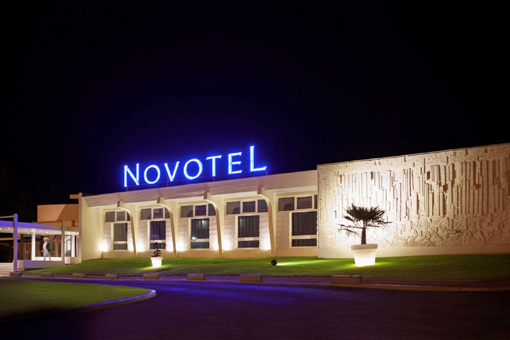 Front of property - evening/night, Novotel Fontainebleau Ury