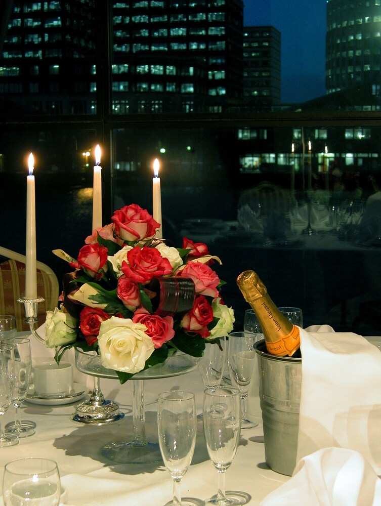 Couples dining, Britannia The International Hotel London, Canary Wharf