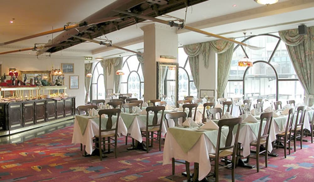 Family dining, Britannia The International Hotel London, Canary Wharf