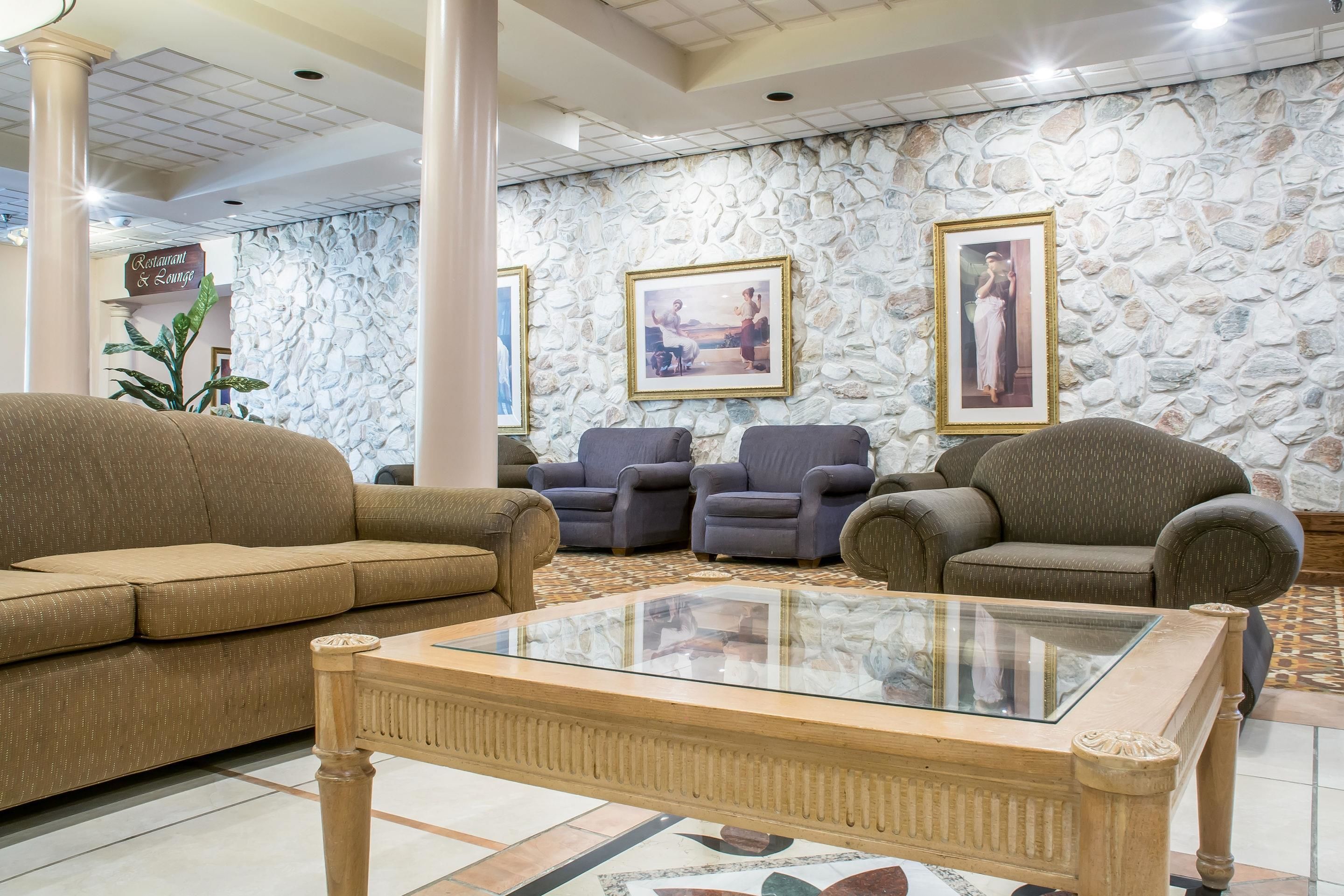 Quality Inn & Suites Palm Island Indoor Waterpark in Batavia, United States