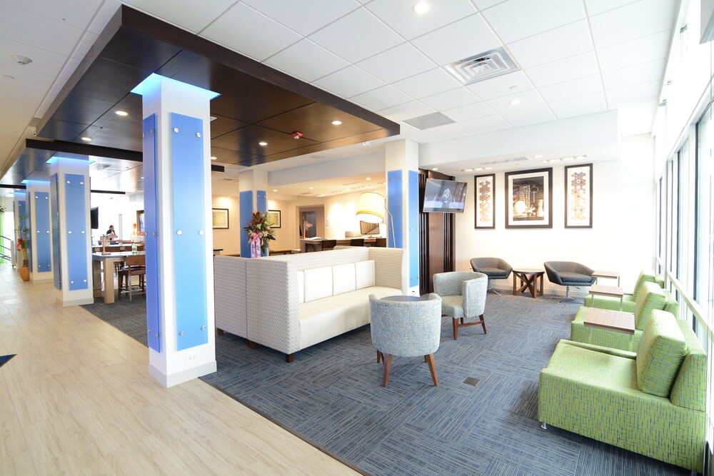 Holiday Inn Express & Suites Chicago North Shore - Niles, an IHG Hotel