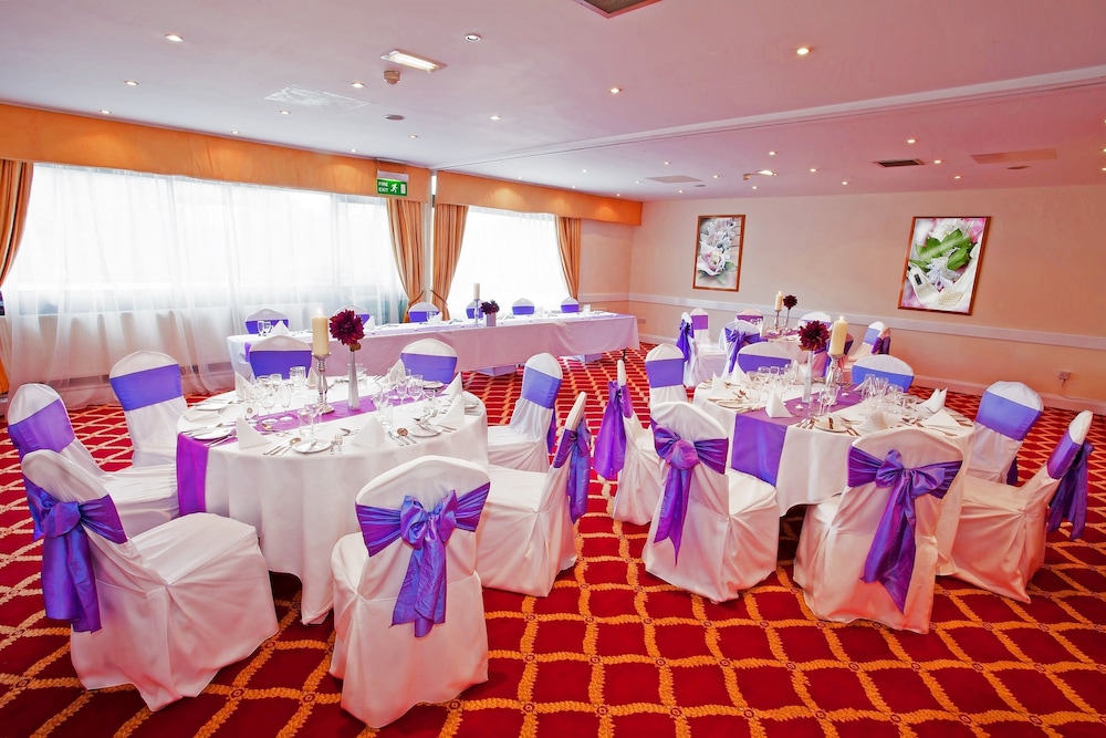 Indoor wedding, Britannia Hotel Manchester Airport