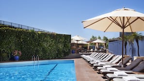 Außenpool, Cabañas (kostenlos), Sonnenschirme