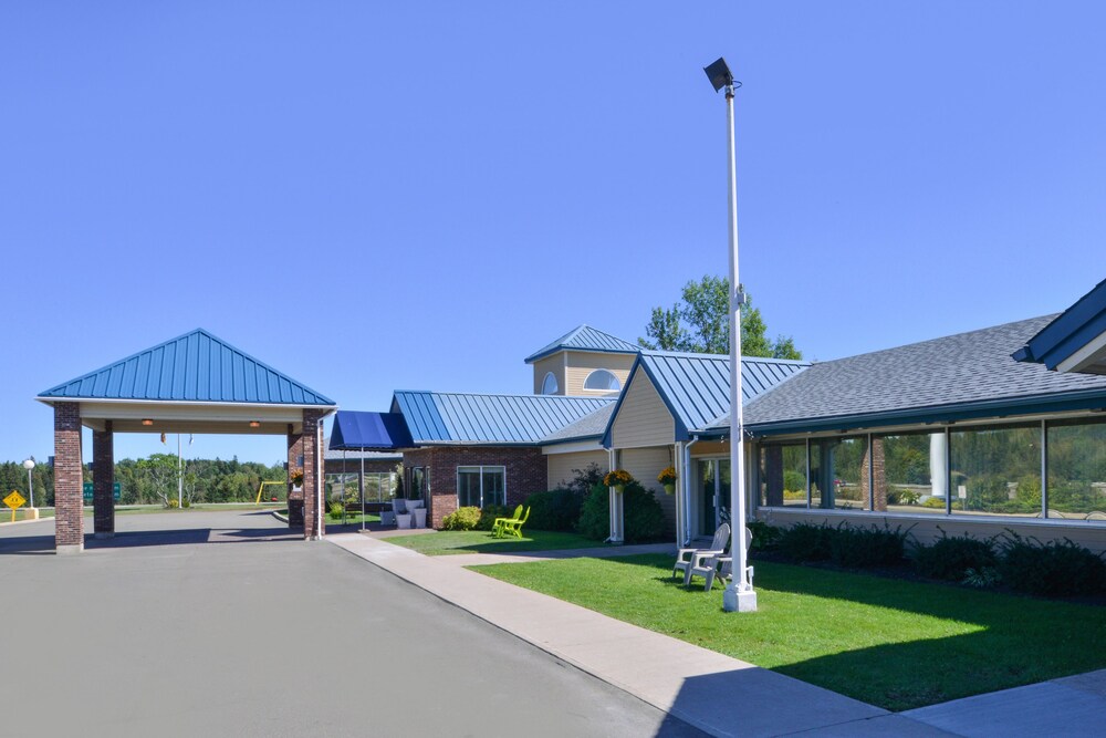 BBQ/picnic area, Days Inn & Suites by Wyndham Moncton