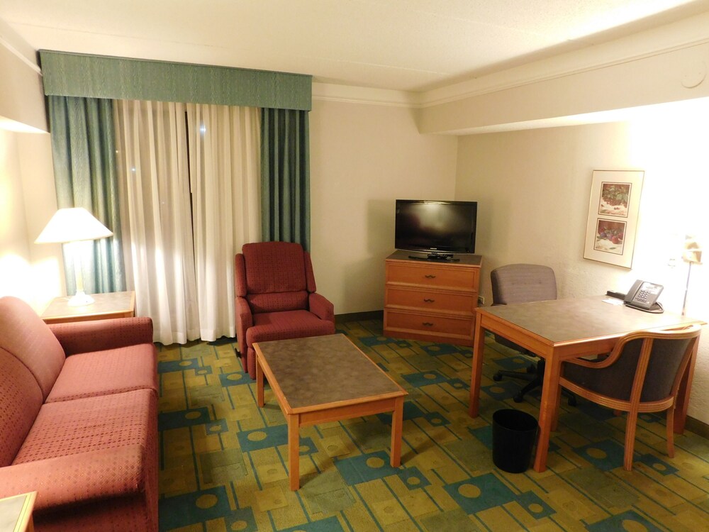 Days Inn & Suites by Wyndham Arlington Heights