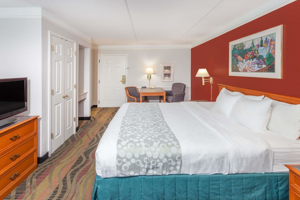 Days Inn & Suites by Wyndham Arlington Heights