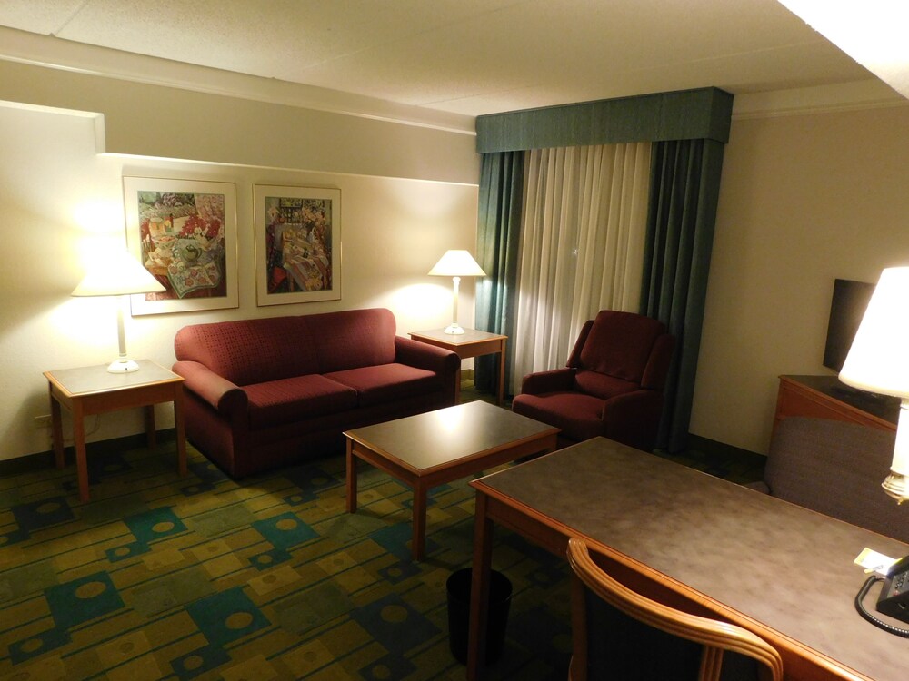 Days Inn & Suites by Wyndham Arlington Heights