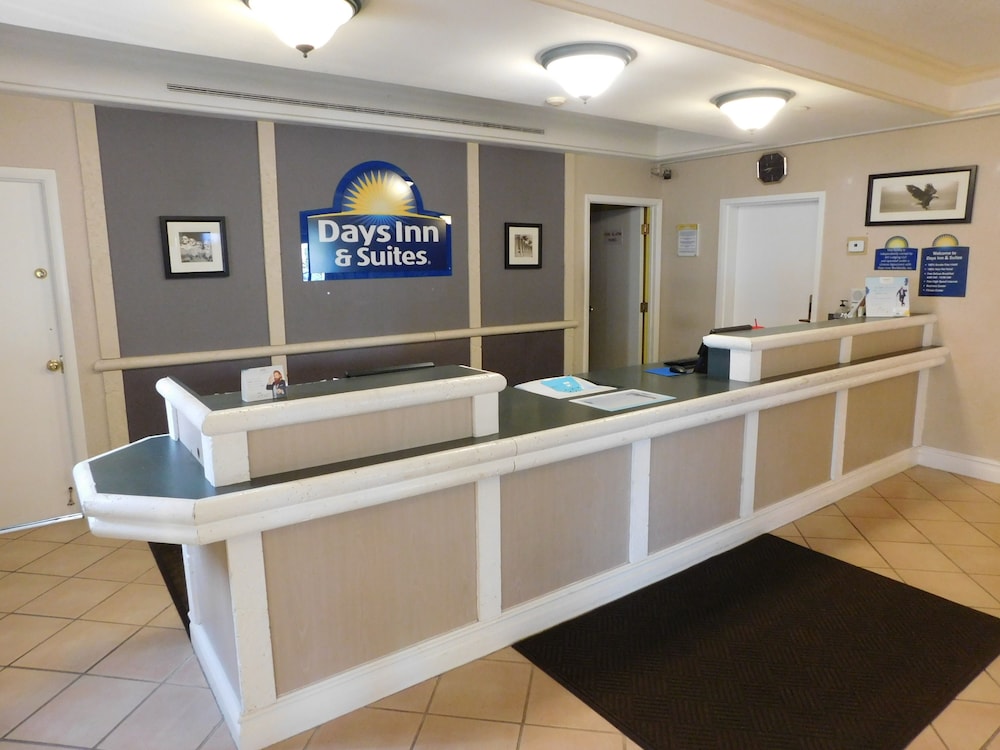 Days Inn & Suites by Wyndham Arlington Heights