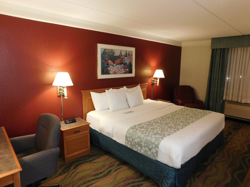 Days Inn & Suites by Wyndham Arlington Heights