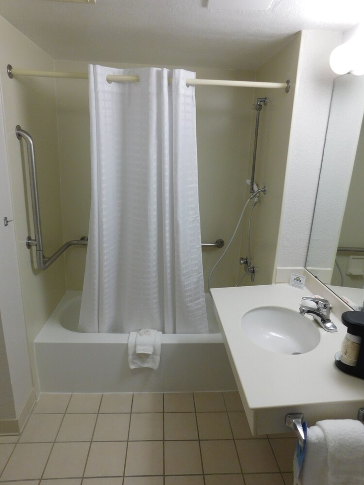 Days Inn & Suites by Wyndham Arlington Heights